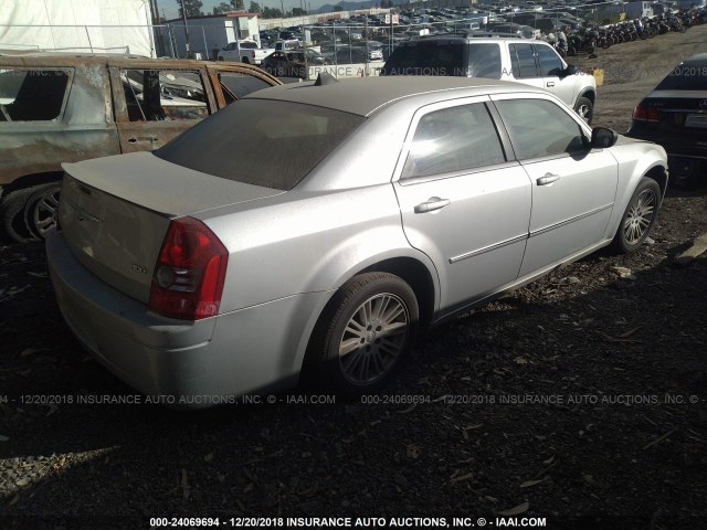 2C3KA43R98H208445 - 2008 CHRYSLER 300 LX SILVER photo 4