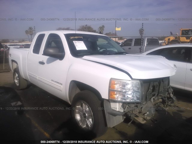 1GCRKSE35BZ136557 - 2011 CHEVROLET SILVERADO K1500 LT WHITE photo 1