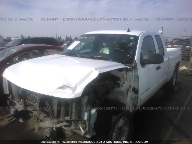 1GCRKSE35BZ136557 - 2011 CHEVROLET SILVERADO K1500 LT WHITE photo 2