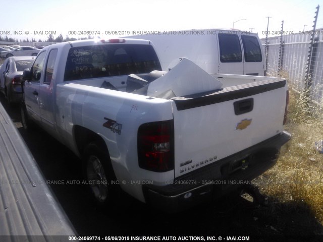 1GCRKSE35BZ136557 - 2011 CHEVROLET SILVERADO K1500 LT WHITE photo 3