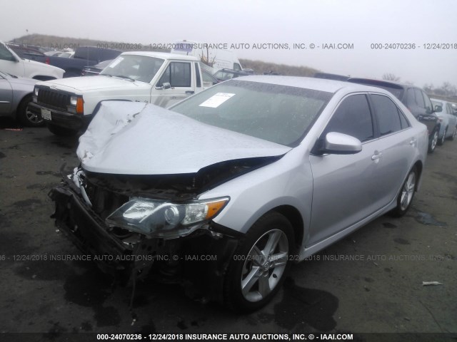 4T1BF1FK4EU745433 - 2014 TOYOTA CAMRY L/SE/LE/XLE SILVER photo 2