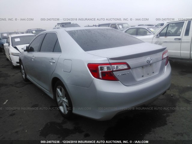 4T1BF1FK4EU745433 - 2014 TOYOTA CAMRY L/SE/LE/XLE SILVER photo 3