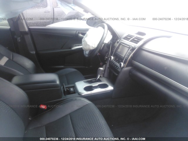 4T1BF1FK4EU745433 - 2014 TOYOTA CAMRY L/SE/LE/XLE SILVER photo 5