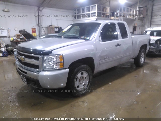 1GCSKSE37AZ191477 - 2010 CHEVROLET SILVERADO K1500 LT SILVER photo 2