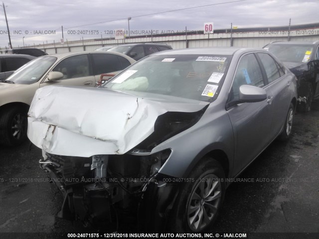 4T4BF1FK9GR522393 - 2016 TOYOTA CAMRY LE/XLE/SE/XSE SILVER photo 2