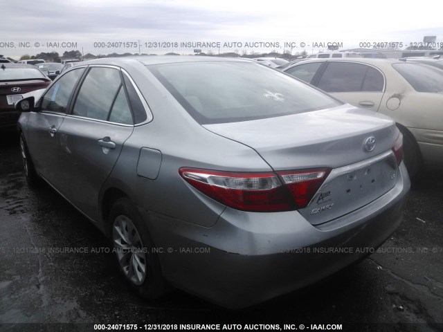 4T4BF1FK9GR522393 - 2016 TOYOTA CAMRY LE/XLE/SE/XSE SILVER photo 3