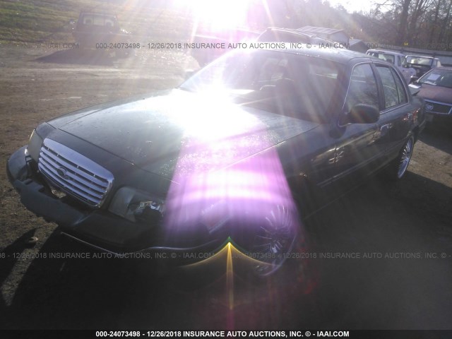 2FAFP73W0YX210292 - 2000 FORD CROWN VICTORIA  GREEN photo 2