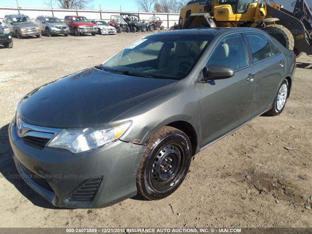 4T4BF1FK8CR256620 - 2012 TOYOTA CAMRY SE/LE/XLE GRAY photo 2