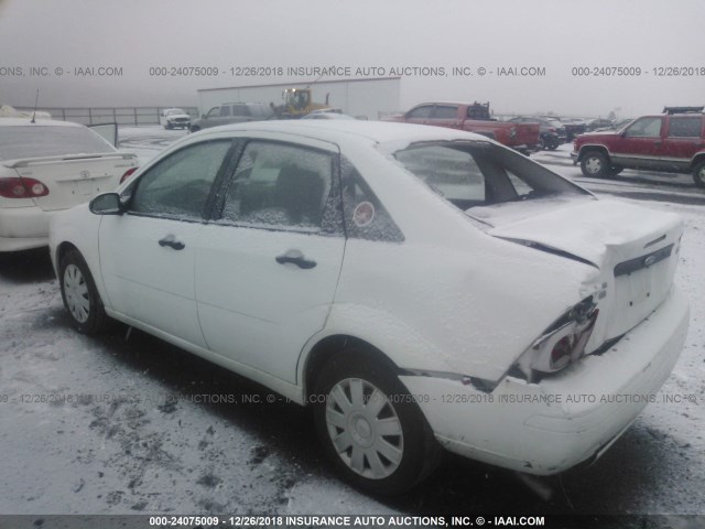 1FAFP34N26W242605 - 2006 FORD FOCUS ZX4 WHITE photo 3