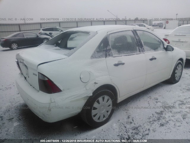 1FAFP34N26W242605 - 2006 FORD FOCUS ZX4 WHITE photo 4