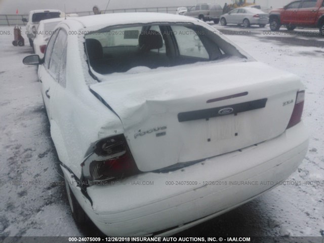 1FAFP34N26W242605 - 2006 FORD FOCUS ZX4 WHITE photo 6