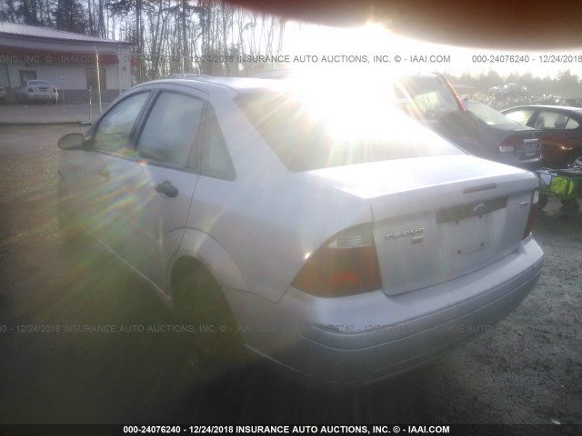 1FAFP34N05W264603 - 2005 FORD FOCUS ZX4 SILVER photo 3