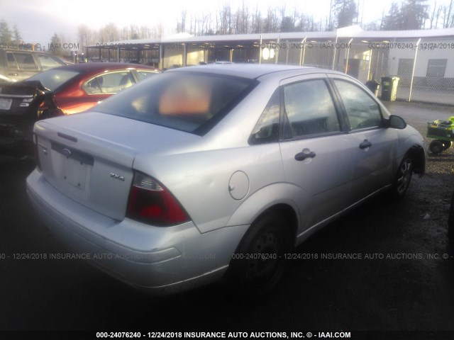 1FAFP34N05W264603 - 2005 FORD FOCUS ZX4 SILVER photo 4