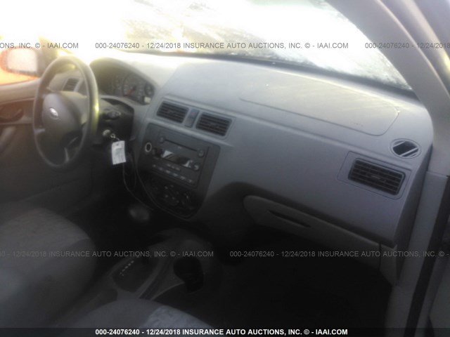 1FAFP34N05W264603 - 2005 FORD FOCUS ZX4 SILVER photo 5