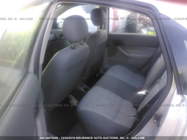 1FAFP34N05W264603 - 2005 FORD FOCUS ZX4 SILVER photo 8