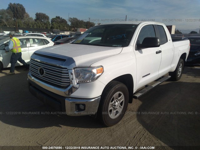 5TFRM5F18GX107405 - 2016 TOYOTA TUNDRA DOUBLE CAB SR/SR5 WHITE photo 2