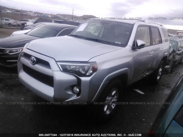 JTEBU5JRXJ5609510 - 2018 TOYOTA 4RUNNER SR5 PREM/LTDL/TRAIL/TRD SILVER photo 2