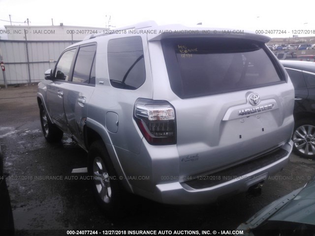 JTEBU5JRXJ5609510 - 2018 TOYOTA 4RUNNER SR5 PREM/LTDL/TRAIL/TRD SILVER photo 3