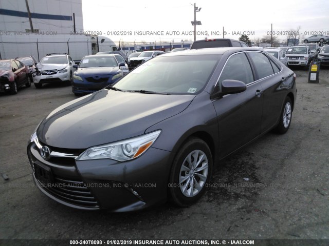 4T4BF1FK6FR460692 - 2015 TOYOTA CAMRY LE/XLE/SE/XSE GRAY photo 2