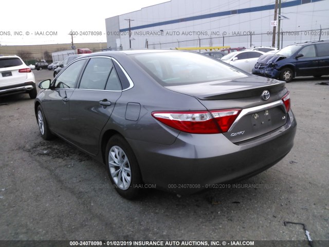 4T4BF1FK6FR460692 - 2015 TOYOTA CAMRY LE/XLE/SE/XSE GRAY photo 3