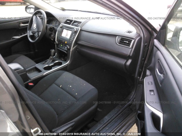 4T4BF1FK6FR460692 - 2015 TOYOTA CAMRY LE/XLE/SE/XSE GRAY photo 5
