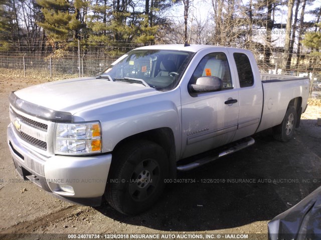 1GCRKSE08BZ265267 - 2011 CHEVROLET SILVERADO K1500 LT SILVER photo 2