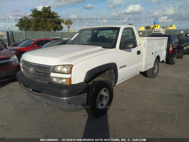 1GCHC24U95E305736 - 2005 CHEVROLET SILVERADO C2500 HEAVY DUTY WHITE photo 2