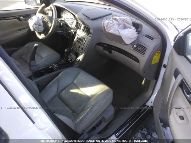 YV1SW59V142359820 - 2004 VOLVO V70 FWD WHITE photo 5