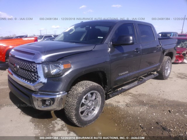 5TFEM5F10JX128383 - 2018 TOYOTA TUNDRA CREWMAX SR5 GRAY photo 2