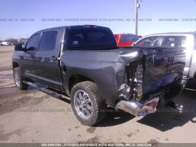 5TFEM5F10JX128383 - 2018 TOYOTA TUNDRA CREWMAX SR5 GRAY photo 3