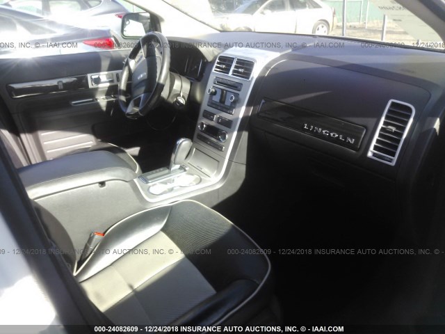 2LMDU68C18BJ25736 - 2008 LINCOLN MKX WHITE photo 5