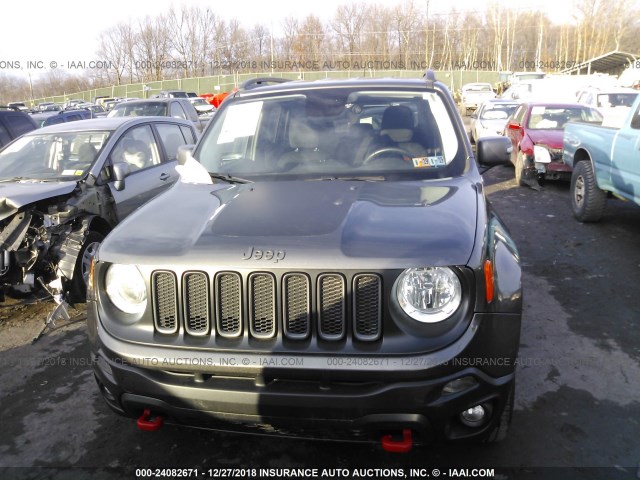 ZACCJBCB4HPE55992 - 2017 JEEP RENEGADE TRAILHAWK GRAY photo 6