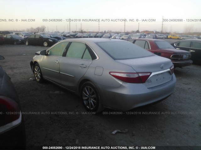 4T1BF1FK3HU629273 - 2017 TOYOTA CAMRY LE/XLE/SE/XSE SILVER photo 3