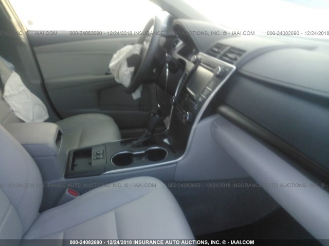 4T1BF1FK3HU629273 - 2017 TOYOTA CAMRY LE/XLE/SE/XSE SILVER photo 5