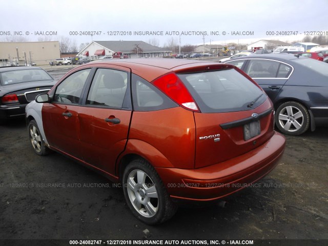 3FAFP37N35R153395 - 2005 FORD FOCUS ZX5 ORANGE photo 3