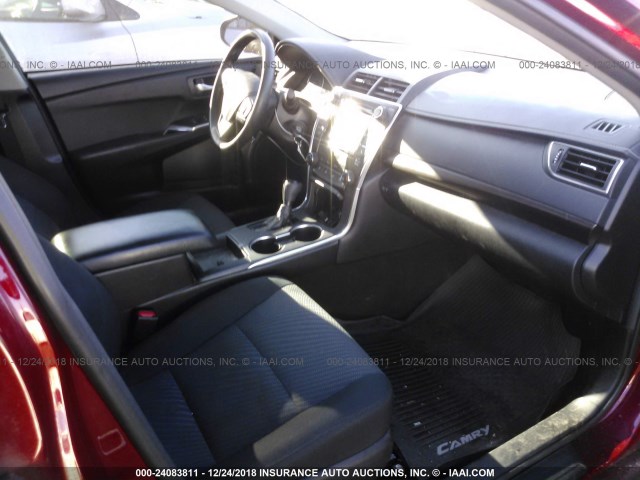 4T1BF1FK4HU661763 - 2017 TOYOTA CAMRY LE/XLE/SE/XSE MAROON photo 5