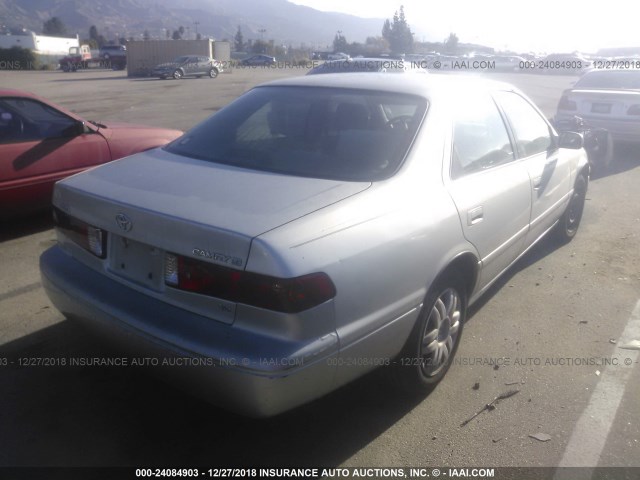 4T1BF22K0YU106692 - 2000 TOYOTA CAMRY LE/XLE 银色 照片 4