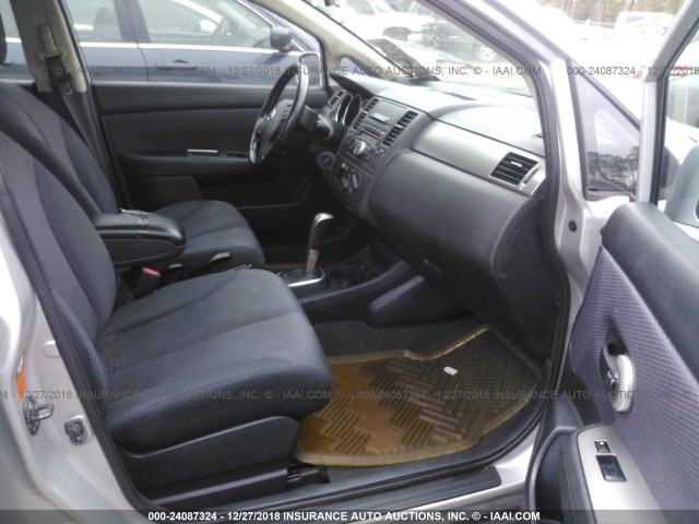 3N1BC13E07L409919 - 2007 NISSAN VERSA S/SL SILVER photo 5