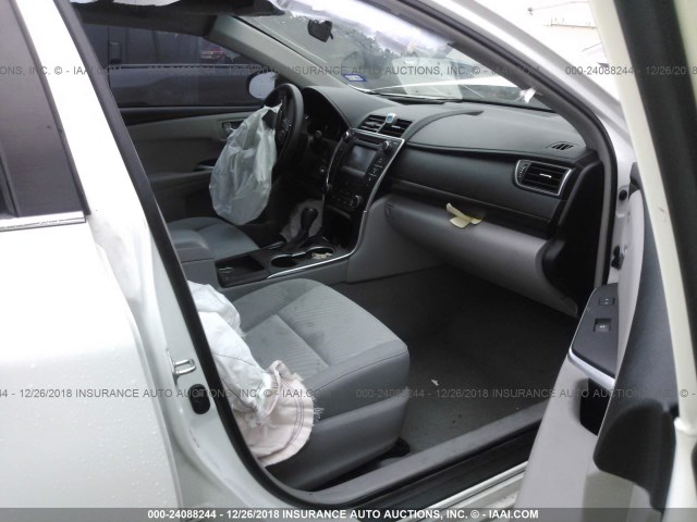 4T4BF1FKXGR518109 - 2016 TOYOTA CAMRY LE/XLE/SE/XSE WHITE photo 5