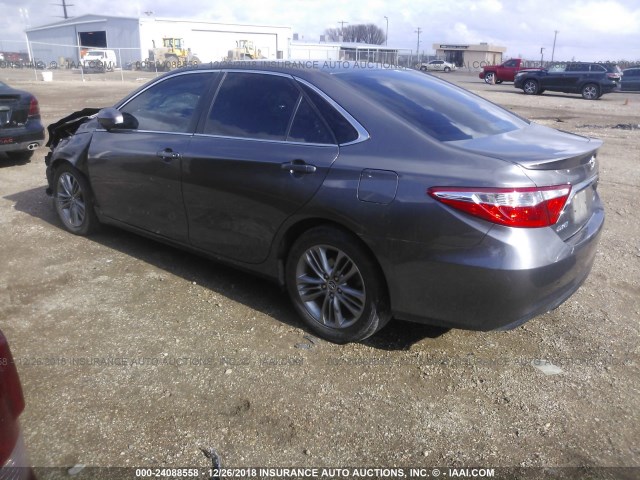 4T1BF1FK9FU005457 - 2015 TOYOTA CAMRY LE/XLE/SE/XSE GRAY photo 3