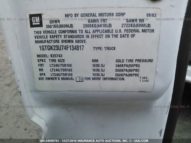 1GTGK23U74F134817 - 2004 GMC SIERRA WHITE photo 9