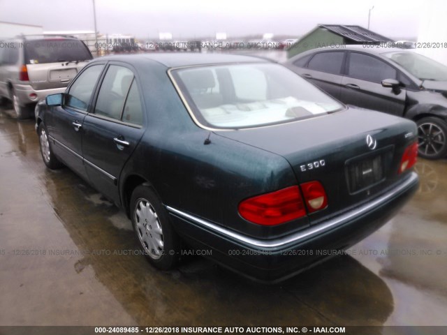 WDBJF20F5TJ021393 - 1996 MERCEDES-BENZ E 300D GREEN photo 3