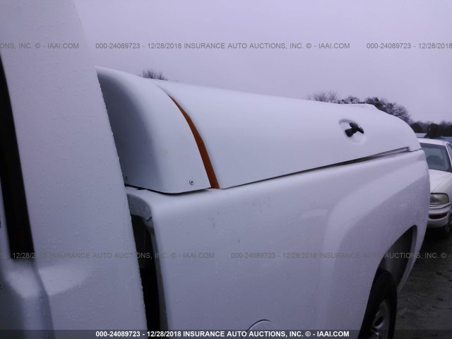 1GCEC14X79Z239869 - 2009 CHEVROLET SILVERADO C1500 WHITE photo 8