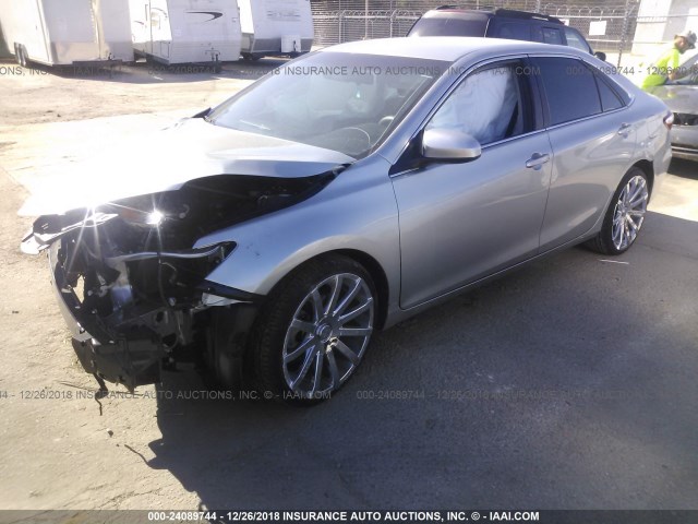 4T4BF1FK5FR514659 - 2015 TOYOTA CAMRY LE/XLE/SE/XSE SILVER photo 2