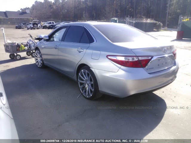 4T4BF1FK5FR514659 - 2015 TOYOTA CAMRY LE/XLE/SE/XSE SILVER photo 3