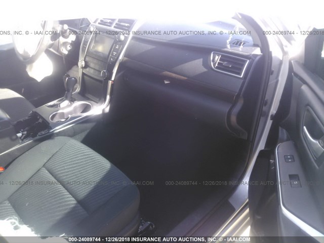 4T4BF1FK5FR514659 - 2015 TOYOTA CAMRY LE/XLE/SE/XSE SILVER photo 5