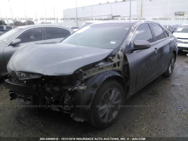 4T1BF1FK7GU161949 - 2016 TOYOTA CAMRY LE/XLE/SE/XSE ნაცრისფერი ფოტო 2