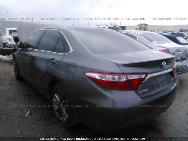 4T1BF1FK7GU161949 - 2016 TOYOTA CAMRY LE/XLE/SE/XSE ნაცრისფერი ფოტო 3