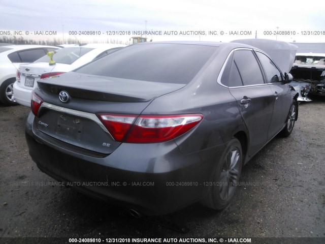 4T1BF1FK7GU161949 - 2016 TOYOTA CAMRY LE/XLE/SE/XSE ნაცრისფერი ფოტო 4