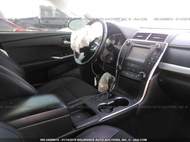 4T1BF1FK7GU161949 - 2016 TOYOTA CAMRY LE/XLE/SE/XSE ნაცრისფერი ფოტო 5